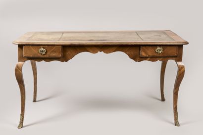 Bureau plat en bois de placage, ouvrant par...