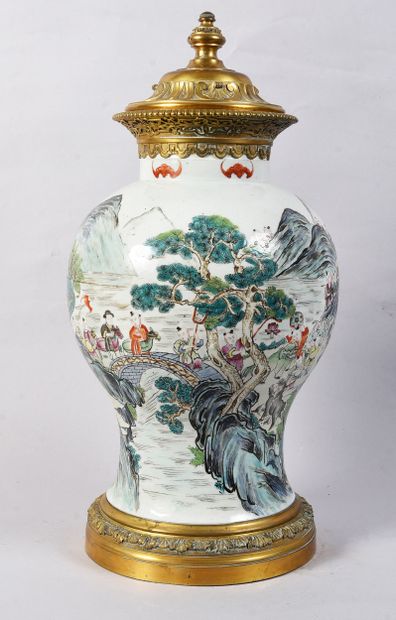 Lidded vase with Far Eastern decoration 
Gilt...