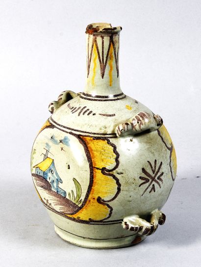 NEVERS? - 
Gourde en faïence à décor polychrome...