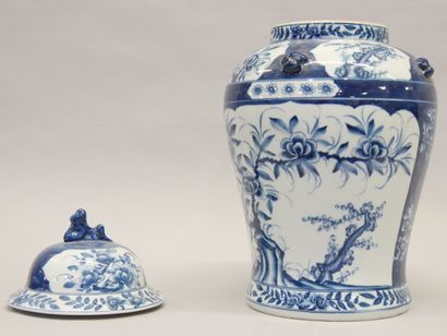 CHINA - 20th century 
Porcelain covered vase...