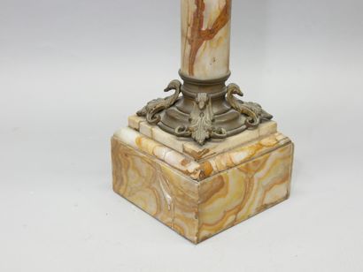 Colonne-sellette en onyx marbré et bronze...