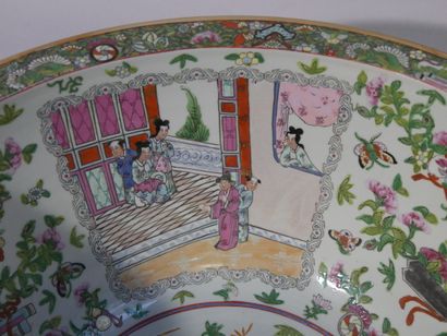 CHINA, CANTON - 19th century 
Porcelain aquarium...