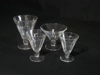 Service de verres en cristal : 
- 18 à vin...