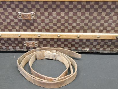 Louis VUITTON 
- Tall checkered canvas trunk...