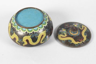 CHINA - 20th century
Covered pot in bronze...