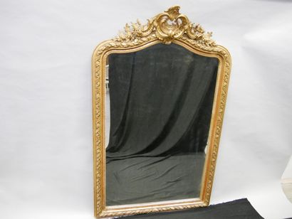 Miroir à fronton en bois mouluré, sculpté...