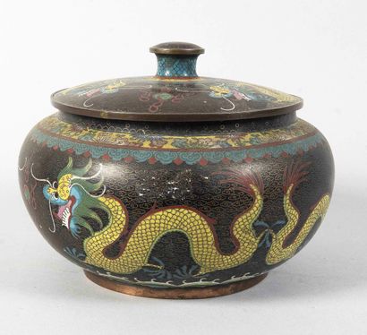 CHINA - 20th century
Covered pot in bronze...