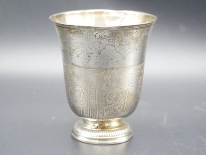 Timbale tulipe en argent gravé de motifs...