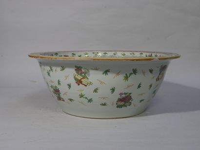 CHINA, CANTON - 19th century 
Porcelain aquarium...