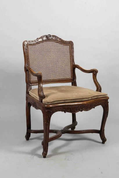 Queen-shaped caned armchair in walnut, molded...