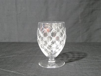 SAINT-LOUIS 
11 verres à eau en cristal gravé,...