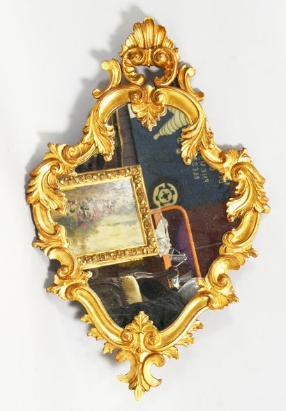Miroir en bois sculpté et doré de style Louis...