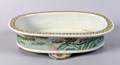 CHINA, CANTON - 19th century 
Porcelain planter...