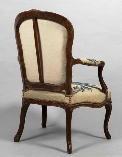 Cabriolet-backed armchair in molded wood,...