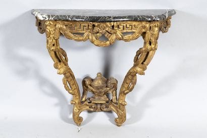 Console en bois sculpté et doré, la ceinture...