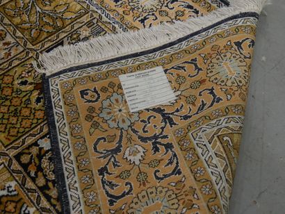 Trois tapis en laine 
194 x 108 cm
