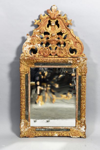Miroir à fronton et à parcloses en bois sculpté...