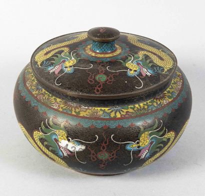 CHINA - 20th century
Covered pot in bronze...