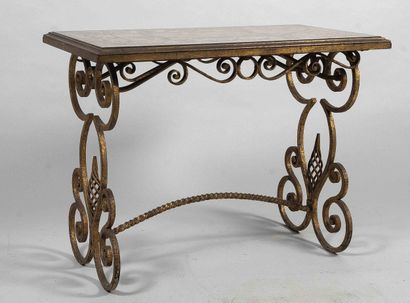 Table de salon en fer doré au décor de volutes,...