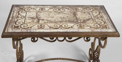 Table de salon en fer doré au décor de volutes,...