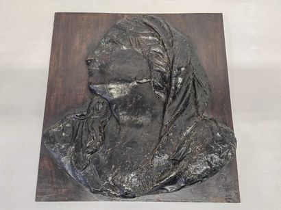Panneau en bois sculpté au profil en haut...