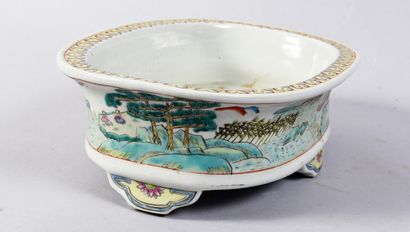 CHINA, CANTON - 19th century 
Porcelain planter...