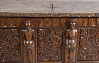 Coffre en noyer sculpté ouvrant par un abattant,...