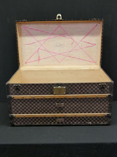 Louis VUITTON 
- Tall checkered canvas trunk...