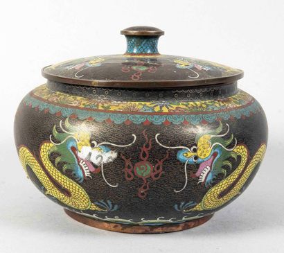 CHINA - 20th century
Covered pot in bronze...