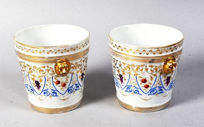 PARIS
Paire de cache-pots en porcelaine à...