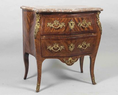 Commode d'entre-deux galbée en placage de...