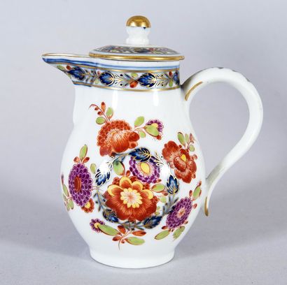 Petit crémier couvert en porcelaine à décor...