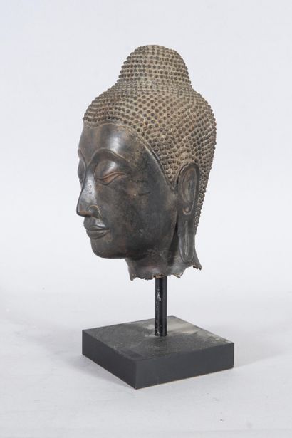 Southeast Asian head in bronze. Thai work,...