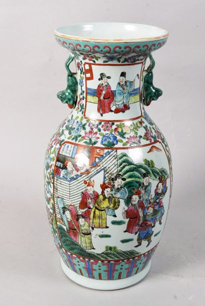 CHINA - 20th century 
Porcelain vase with...