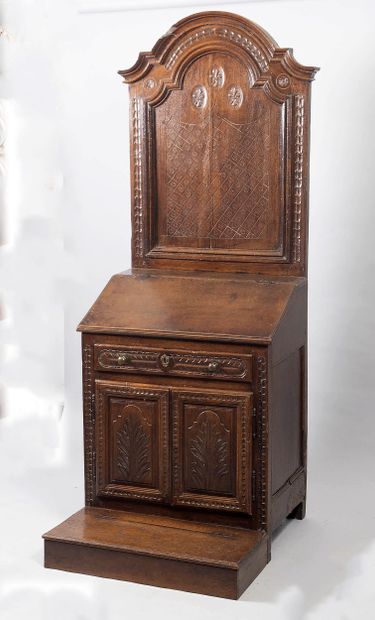 Moulded and carved wooden prie-dieu opening...