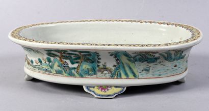 CHINA, CANTON - 19th century 
Porcelain planter...