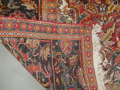 Grand tapis en laine à décor géométrique...