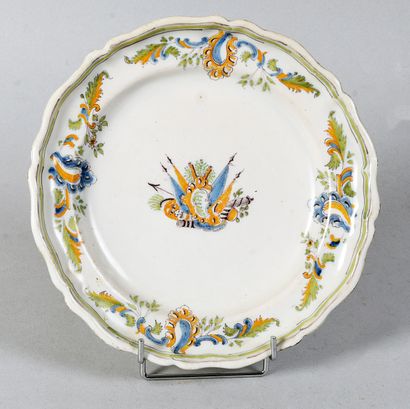 NEVERS ? - 
Assiette polylobée en faïence...