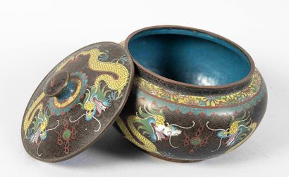 CHINA - 20th century
Covered pot in bronze...