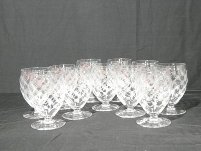 SAINT-LOUIS 
11 verres à eau en cristal gravé,...