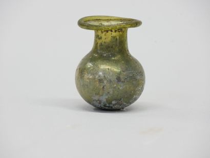 Set consisting of a flared-neck bottle and...