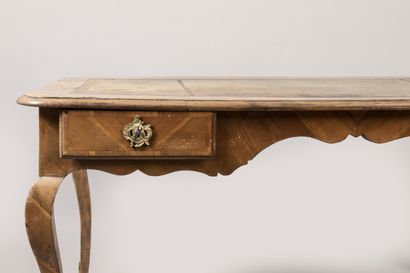 Bureau plat en bois de placage, ouvrant par...