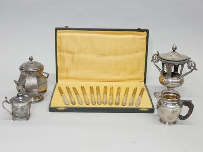 Silver set including : 

- A milk jug
- A...