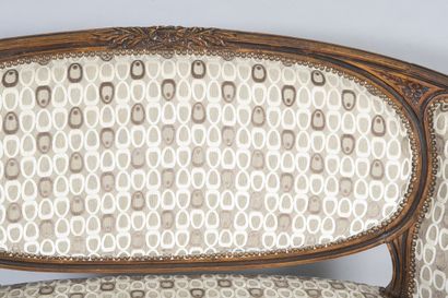 Banquette enveloppante de style Louis XVI...