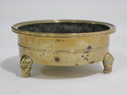 CHINA - Late MING Dynasty (1368 - 1644)
Tripod...