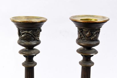 Paire de flambeaux en bronze, à décor de...