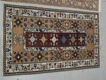 Trois tapis en laine 
194 x 108 cm