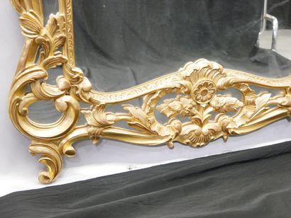 Miroir à parcloses de style Louis XV en bois...
