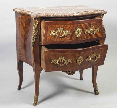 Commode d'entre-deux galbée en placage de...