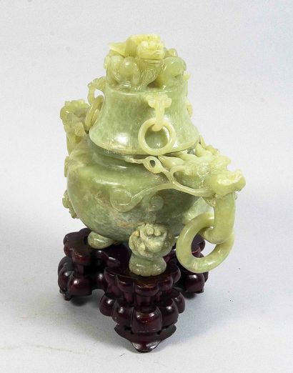 CHINE - XXe siècle
Grand brûle-parfum tripode...